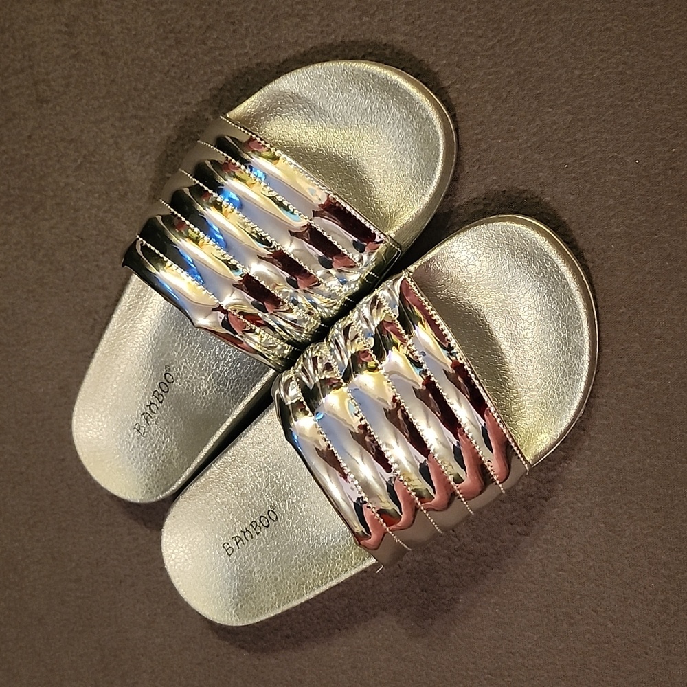 💙NWB BAMBOO METALLIC SLIDES